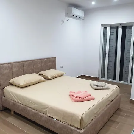 By George Apartment Dhermi