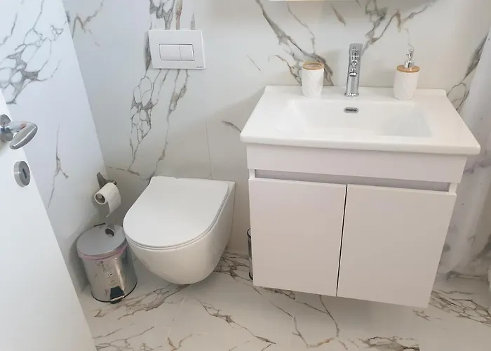 公寓 By George Dhërmi