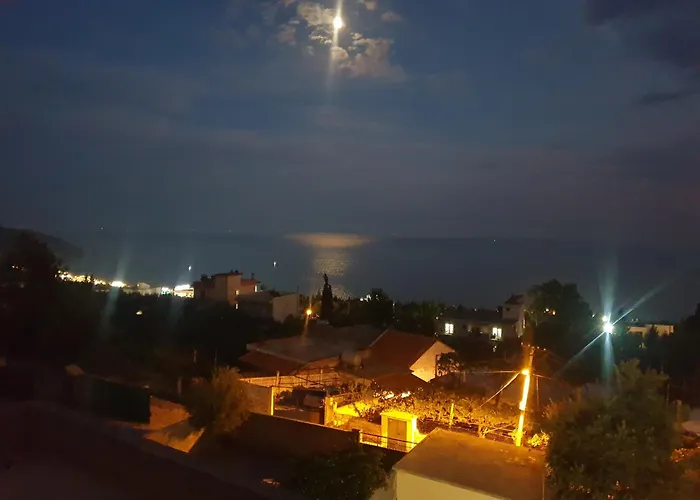 公寓 By George Dhërmi