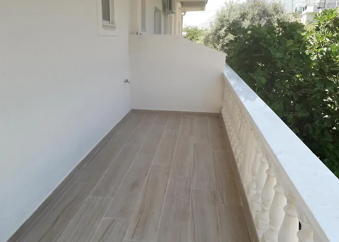 公寓 By George Dhërmi