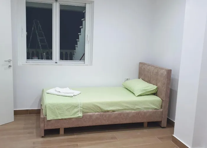 公寓 By George Dhërmi