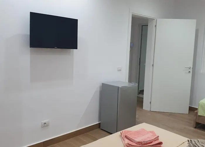 公寓 By George Dhërmi